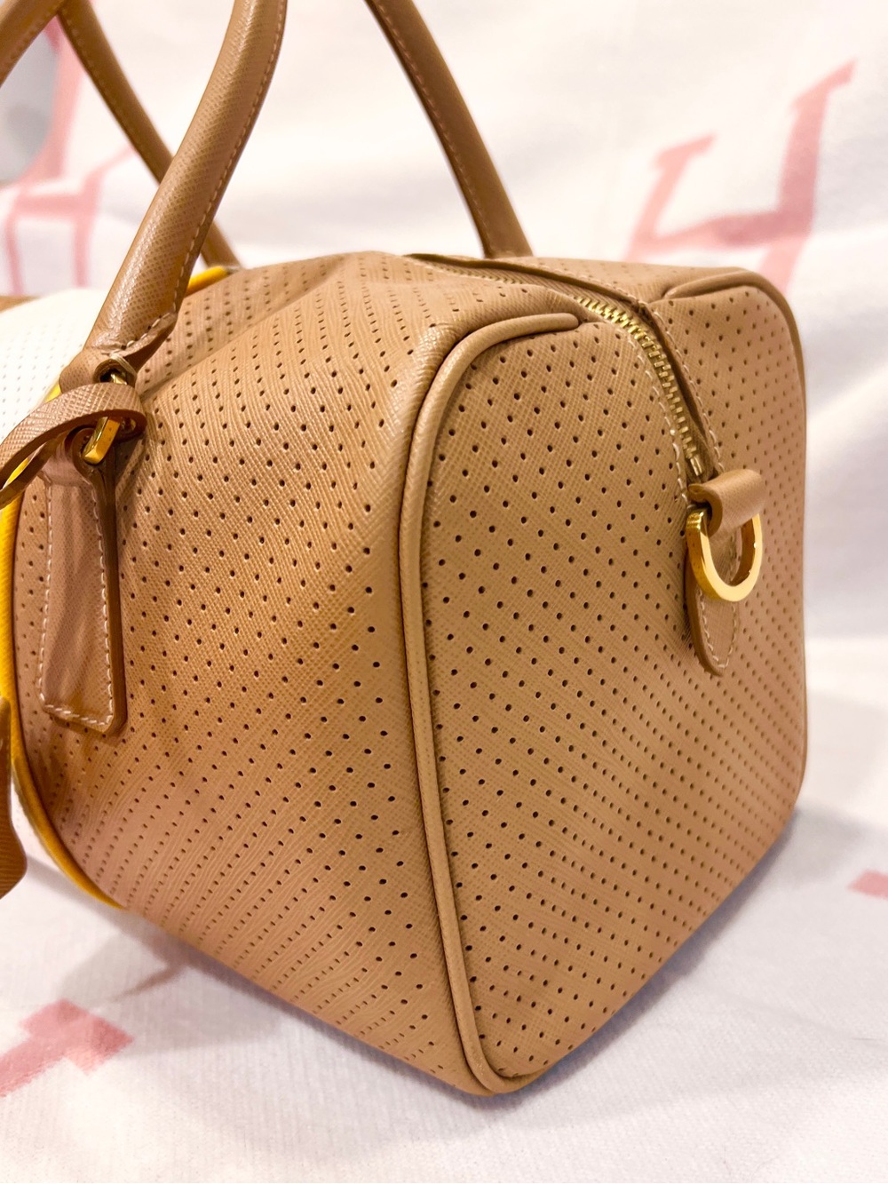 PRADA⭐️Vitello Daino Tan and White Perforated Leather Large Prada Barrel Hobo!⭐️ - Picture 6 of 16